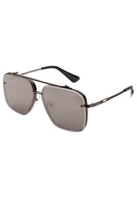 Sluneční brýle s rámem z jemného stříbrného kovu, přesně velkými obdélníkovými šedými skly a rovnými černými stranami. Obsahují kulaté kovové akcenty.