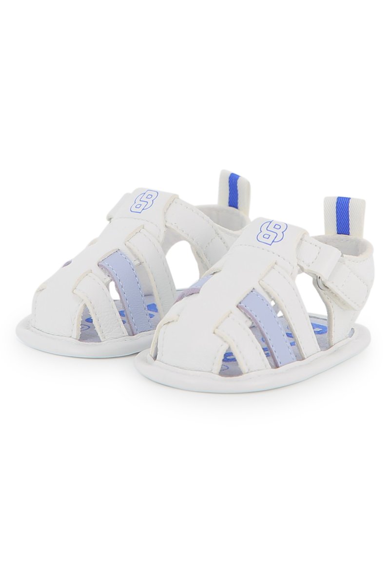 Sandalias de cuero blanco con diseño recortado, detalles en azul y correa ajustable; suela texturizada con amortiguación para mayor comodidad.