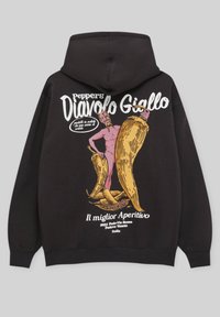 Czarna bluza z kapturem z grafiką różowego diabła trzymającego duże żółte papryczki chili oraz włoski tekst promujący papryki "Diavolo Giallo".