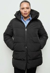  Czarna pikowana kurtka puchowa z kapturem, przednim zamkiem błyskawicznym i poziomym przeszyciem. Posiada gładką fakturę i lekko luźny krój.