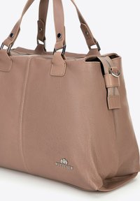 Borsa a tracolla in pelle marrone chiaro con doppi manici, chiusura con zip e accessori in argento. Presenta una superficie liscia e dettagli di cucitura sottili.