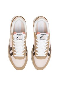 Sneakers met een beige suède en mesh bovenwerk, witte veters en contrasterende bruine accenten. Logo op de tong en patroon details aan de zijkanten.