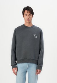 Grå sweatshirt med rund hals, ribbede manchetter og kant, med et lille broderet design på brystet og en afslappet pasform.