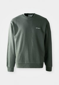 Sudadera de color verde oscuro hecha de una mezcla de algodón, con un cuello redondo, puños acanalados y un pequeño logo blanco en el lado izquierdo del pecho.