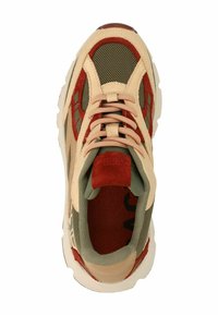 Beige en groene sneaker van mesh en suede materiaal, met rode accenten, ronde neus en een dikke witte zool. Kenmerkt een vetersluiting en een gewatteerde kraag.