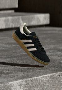 Επιλέχθηκε, core black/off white