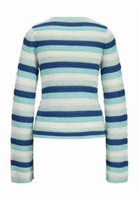 Stickad tröja med långa ärmar och rund halsringning, med växlande ljusblå, mörkblå och krämfärgade ränder i ett strukturerat mönster.