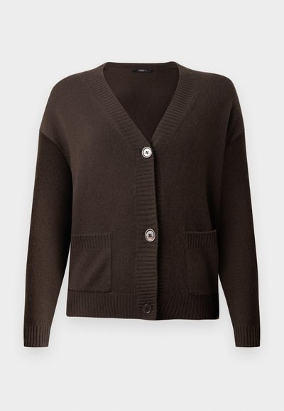 Rjava pletena jopa z V-izrezom, rebrastimi manšetami, dvema sprednjima žepoma in velikimi gumbi za zapiranje. Mehka tekstura zagotavlja udobje.