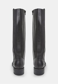 Fekete bőr, térdhigh csizma sima textúrával, függőleges varratokkal és hátsó cipzárral. Lapostalpú, kerek orrú.