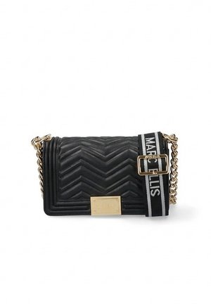 Zwarte gewatteerde crossbodytas met gouden kettingriem en verstelbare zwart-witte stoffen schouderriem met label "MARCBYELLIS."