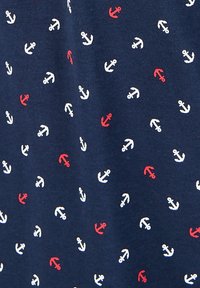 T-shirt di tessuto blu navy con un motivo sparso di ancore bianche e rosse. Texture morbida, design casual e materiale leggero.