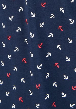 Camiseta de tela azul marino con un patrón disperso de anclas blancas y rojas. Textura suave, diseño casual y material ligero.