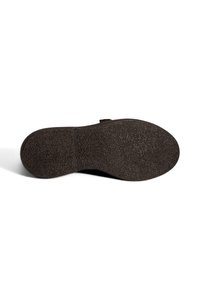 Braune strukturierte Schuhsohle mit leicht geschwungener Form, aus weichem Gummi gefertigt und mit minimalen Details.