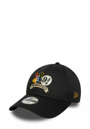Casquette de baseball noire avec logo de Poudlard brodé, présentant "9¾" et des écussons de maisons colorés. Fabriquée en tissu avec une visière incurvée.