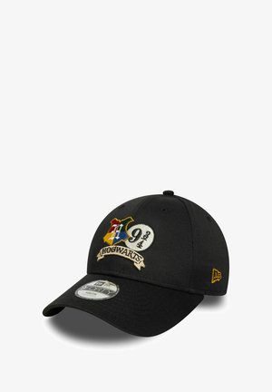 Schwarze Baseballmütze mit gesticktem Hogwarts-Logo, das "9¾" und bunte Hauswappen zeigt. Aus Stoff mit einem gebogenen Schirm gefertigt.