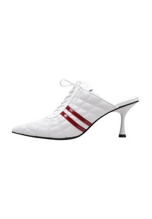 Tacón mule blanco acolchado con punta puntiaguda, parte delantera con cordones y dos rayas rojas brillantes en el lateral, con un delgado tacón de aguja curvado.