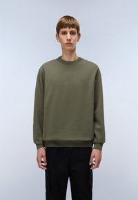 Sudadera verde oliva con cuello redondo, mangas largas, puños y dobladillo acanalados. Presenta un pequeño emblema bordado en el pecho.