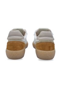 Sneakers con una toma in pelle bianca, accenti in suede beige e un tallone in suede marrone. Presentano una suola in gomma testurizzata e un collo imbottito.