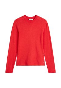 Czerwona koszulka z długim rękawem wykonana z miękkiego, teksturowanego materiału, z okrągłym dekoltem i małym logo przy krawędzi.