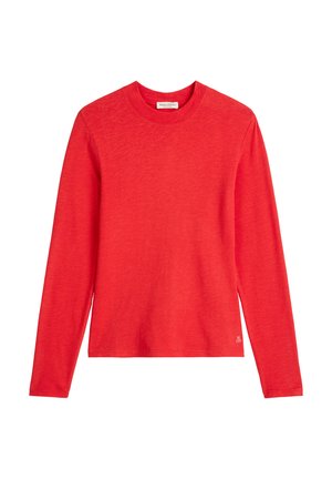 Czerwona koszulka z długim rękawem wykonana z miękkiego, teksturowanego materiału, z okrągłym dekoltem i małym logo przy krawędzi.