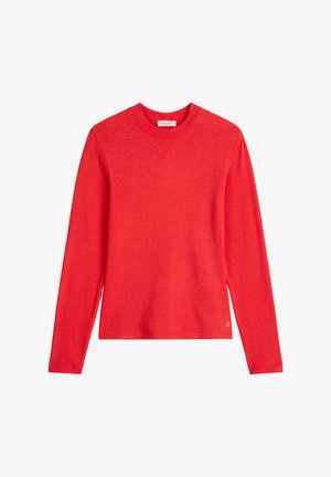 T-shirt rouge à manches longues en tissu doux et texturé, avec un col rond et un petit logo au niveau de l'ourlet.