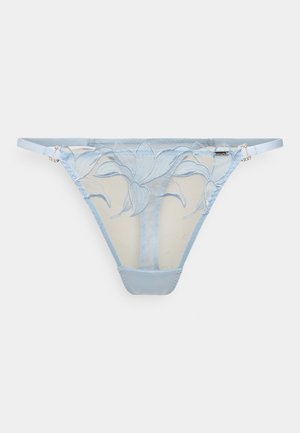 Lys blå gjennomsiktig blondertringtruse med blomsterbroderi og justerbare sidelommer på hvit bakgrunn.