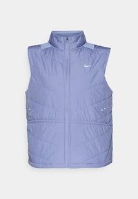 Vesta puf cu mâneci fără, în nuanțe de violet deschis, cu guler înalt, închidere cu fermoar și textură moale. Se remarcă prin modele quilted în unghi și accente reflective.