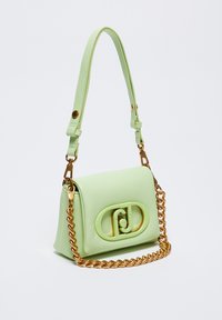 Borsa a tracolla in finta pelle verde menta con una tracolla in catena dorata e un design con logo in rilievo. Presenta una forma strutturata e una chiusura a patta.