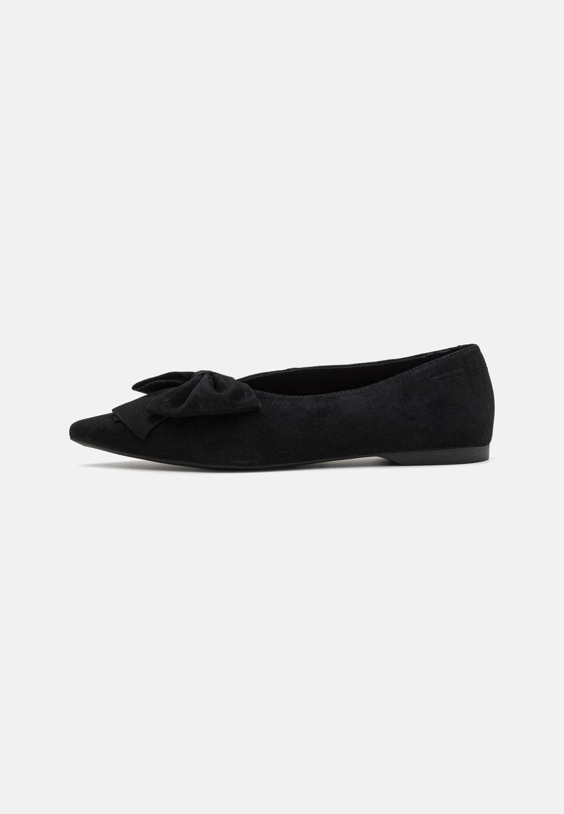 Ballerines en daim noir avec un bout pointu et un nœud décoratif sur le dessus. Semelle plate avec talon minimal. Texture lisse.