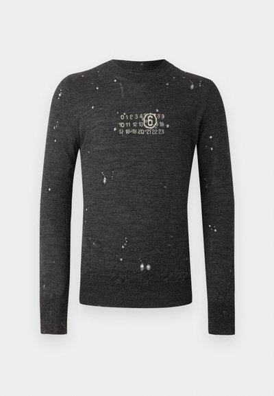 Σκούρος γκρι πουλόβερ με στρογγυλή λαιμόκοψη, με εμφανείς φθορές και λευκούς εκτυπωμένους αριθμούς μπροστά. Υφασμάτινη υφή.