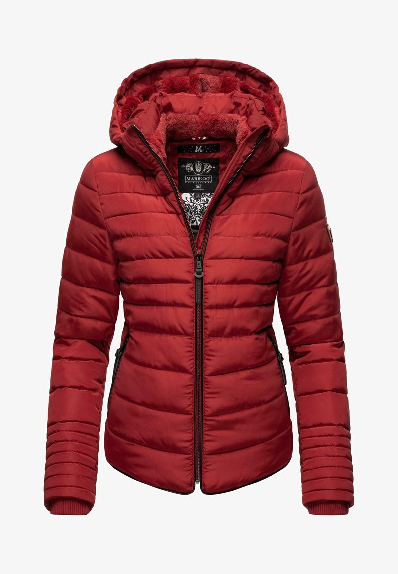 Raudona pūsta striukė su kapišonu, turinti horizontalaus grikių dizaino, šonines kišenes ir suglebusius rankogalius. Viduje matoma minkšta dirbtinė kailio pamušalas.