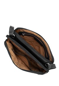 Borsa a mano in pelle nera con un'esterno texture, due scomparti, una tasca con zip e un interno beige con fodera con logo.
