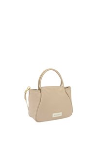 Sac à main synthétique beige avec un design structuré, deux poignées supérieures, une bandoulière amovible et un patch logo à l'avant. Texture lisse.