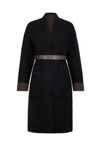 Schwarzer langer Mantel mit braunen Manschetten und passendem braunen Gürtel, ausgestattet mit zwei Fronttaschen und einem kragenlosen Ausschnitt.