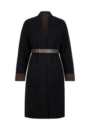 Sort lang frakke med brune manchetter og matchende brunt bælte, med to forlommer og halsudskæring uden krave.