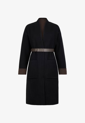 Schwarzer langer Mantel mit braunen Manschetten und passendem braunen Gürtel, ausgestattet mit zwei Fronttaschen und einem kragenlosen Ausschnitt.