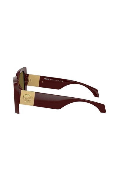 Gafas de sol Versace con un armazón burdeos oscuro, acentos metálicos en dorado que presentan un emblema de león y lentes oscurecidos; diseño rectangular y elegante.