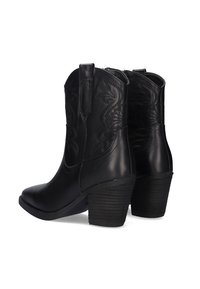 Botas de vaquero de cuero negro con detalles de costura intrincados, punta afilada y un tacón apilado. Presenta un acabado suave y acentos texturizados.