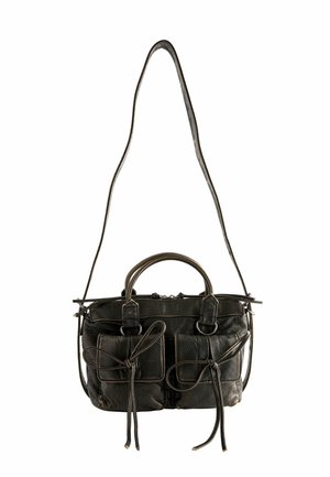 Czarna skórzana torebka z teksturowym wykończeniem, z dwiema przednimi kieszeniami zabezpieczonymi sznurkami, podwójnymi uchwytami i regulowanym paskiem na ramię.