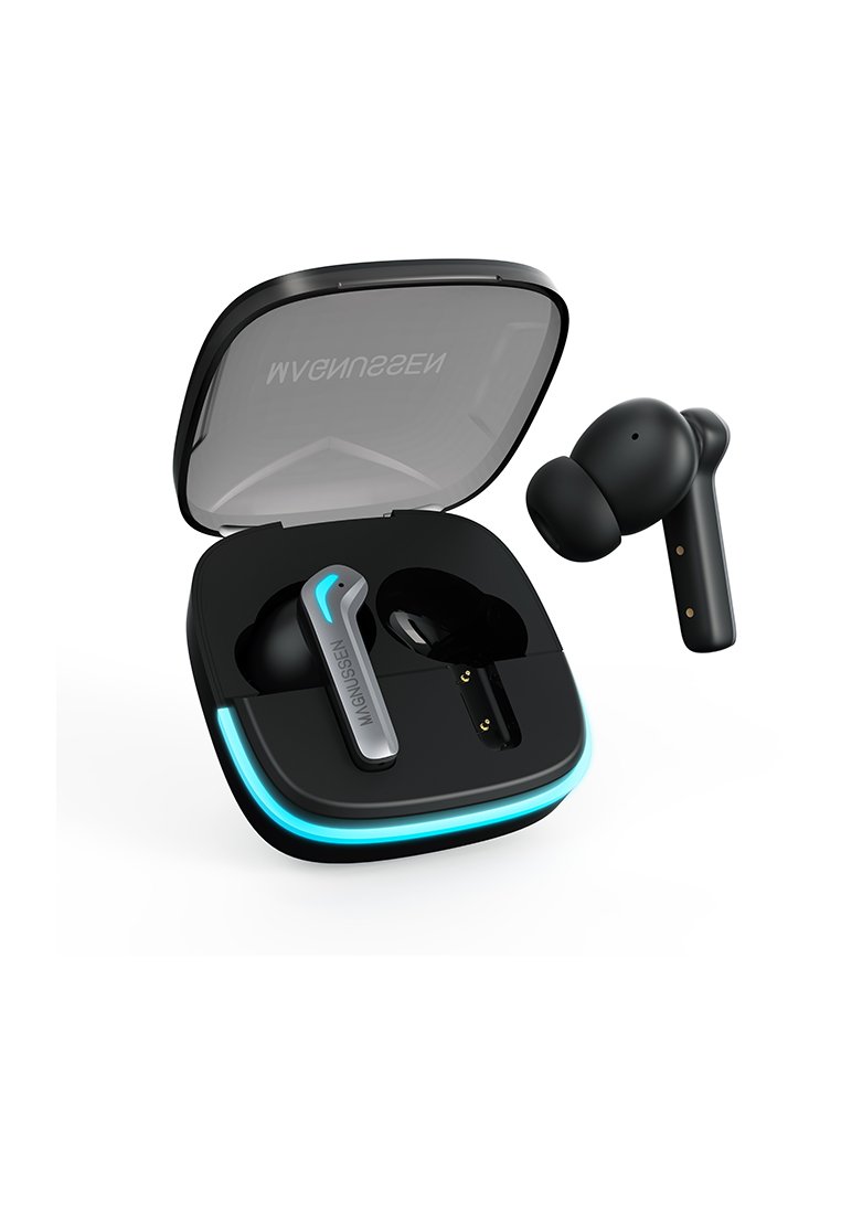 Auricolari wireless in custodia di plastica nera con caricabatterie. La custodia ha una luce LED blu e un coperchio trasparente; gli auricolari presentano accenti metallici.