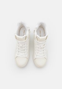 Höga vita sneakers med texturerat läder på ovansidan, snören, en sidodragkedja och en räfflad gummisul. Insidorna är vadderade för komfort.