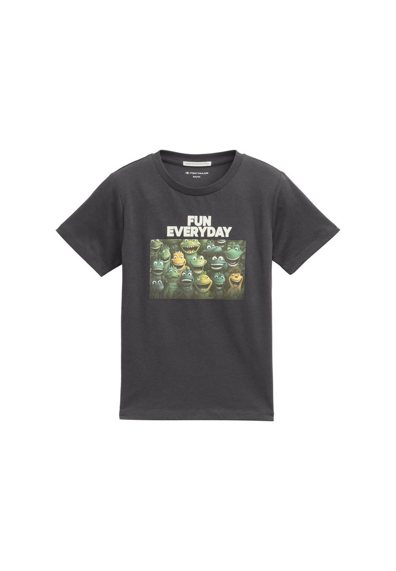 Camiseta de algodón gris oscuro con un gráfico colorido de varios personajes de dibujos animados y el texto "DIVERSION CADA DÍA" arriba. Manga corta, cuello redondo.