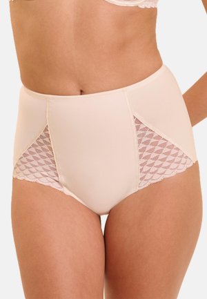 Frau trägt hautfarbene Unterwäsche mit hohem Bund und Spitzen-Einsätzen an den Seiten, die den Mittelteil und die oberen Oberschenkel zeigt.