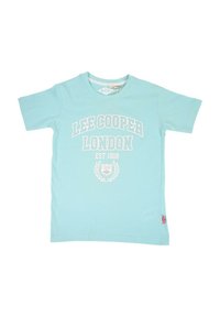 T-shirt en coton bleu clair à manches courtes, avec le texte blanc "Lee Cooper London" et un logo en forme de bouclier entouré de feuilles de laurier.