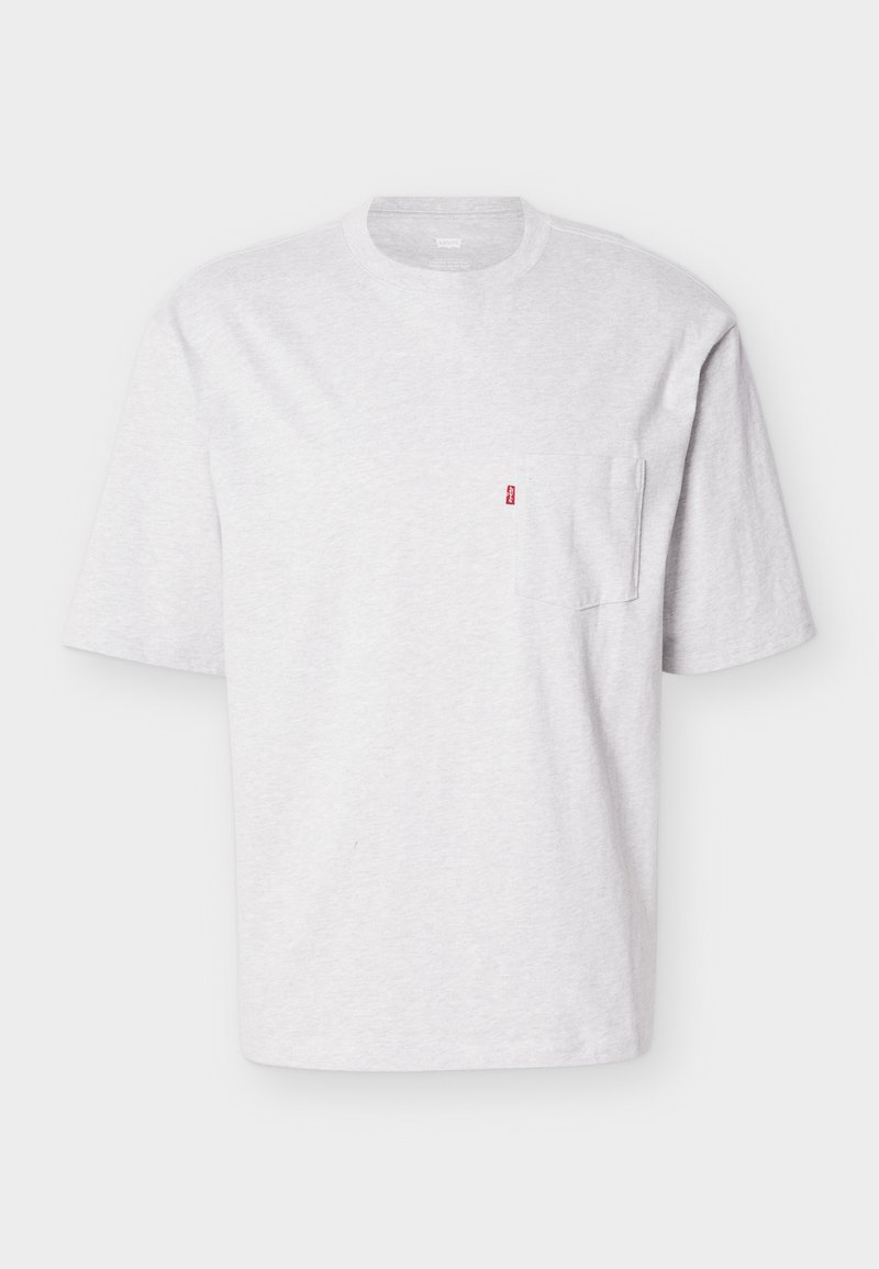 T-shirt grigia chiara tinta unita a maniche corte con scollo rotondo e piccola tasca sul petto con etichetta rossa sul lato sinistro.