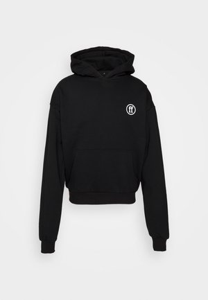 Čierna skrátená mikina vyrobená z hladkej látky, s kloktanou kapsou a bielym kruhovým logom na ľavej hrudi.