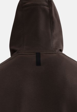 Felpa con cappuccio marrone, dalla texture liscia e con un'etichetta nera sul retro. Presenta un design semplice e pulito con bordi rifiniti.