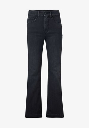 Vaqueros de mezclilla de lavado oscuro con corte acampanado. Presentan un diseño clásico de cinco bolsillos, cierre de botón y un acabado ligeramente texturizado.