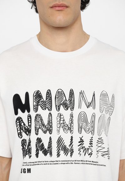 T-shirt bianco in cotone con diverse grafiche nere, tra cui lettere e forme astratte, con colletto rotondo e maniche corte.