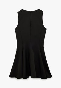 Sort ærmeløs kjole med rund halsudskæring, udvidet kant og lynlåslukning bagpå. Glat stof med minimal sømdetaljering.